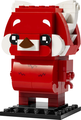 Vue de face du LEGO BrickHeadz 40798 Mei en panda roux rouge et blanc avec grands yeux noirs sur socle noir