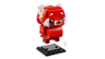 Vue de trois quarts du LEGO BrickHeadz Mei panda roux montrant le socle d'exposition amovible