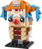 Vue de face de la figurine LEGO BrickHeadz Baggy le Clown avec chapeau orange, nez rouge et cheveux bleus sur socle noir