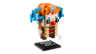 Figurine LEGO BrickHeadz Baggy le Clown vue de trois quarts avec socle d'exposition noir détachable et flèche de montage