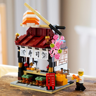 LEGO 40906 restaurant japonais construit posé sur une table en bois avec minifigurine chef sushi et fleurs de cerisier
