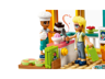 Gros plan sur les mini-poupées Leo et Olly préparant des gâteaux et glaces dans la cuisine LEGO Friends 41754