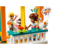 Mini-poupées Leo et Olly sur le balcon avec chat et aquarium - détail du set LEGO Friends 41754 La chambre de Léo