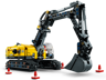 Vue arrière de la pelleteuse LEGO Technic 42121 montrant le châssis jaune CL500, les chenilles noires et les cônes de chantier