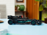 LEGO Technic 42165 Mercedes-AMG F1 W14 exposé de profil sur une table bleue dans un salon moderne