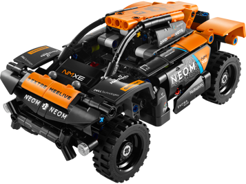 Vue avant en perspective du LEGO Technic 42166 NEOM McLaren Extreme E, coloris noir et orange avec autocollants sponsors