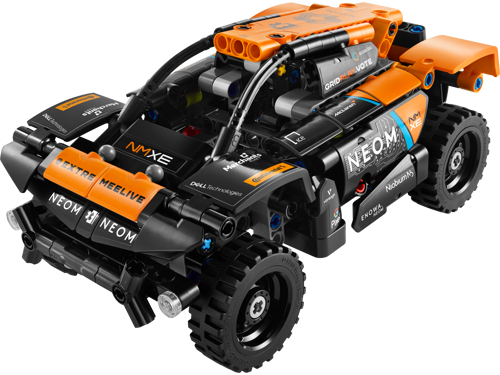 Vue avant en perspective du LEGO Technic 42166 NEOM McLaren Extreme E, coloris noir et orange avec autocollants sponsors