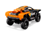 Vue arrière trois-quarts du LEGO Technic 42166 McLaren Extreme E montrant l'aileron orange et les logos NEOM et VMware
