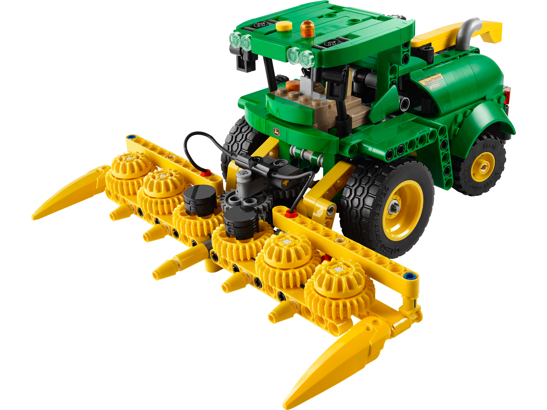 Vue de face de l'ensileuse LEGO Technic John Deere 9700 avec bec de récolte jaune et roues détaillées