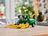 Ensileuse LEGO Technic John Deere 9700 exposée sur une table en bois avec vue sur la cabine et le bec de récolte jaune