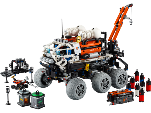 LEGO Technic 42180 Rover d'exploration Mars vue de face avec grue orange, réservoirs, accessoires et six roues tout-terrain
