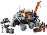 LEGO Technic 42180 Rover d'exploration Mars vue de face avec grue orange, réservoirs, accessoires et six roues tout-terrain