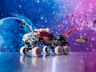 Mise en scène du rover LEGO Technic 42180 avec grue soulevant un module, éclairage spatial bleu et violet en arrière-plan
