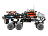 Vue de profil latéral du rover LEGO Technic 42180 montrant les six roues, le bras de grue replié et le marquage LT80