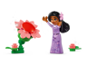 Mini-poupée LEGO Isabela en robe violette à fleurs posant à côté d'une fleur rose construite en briques LEGO