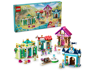 Boîte LEGO Disney 43246 et set assemblé montrant les quatre boutiques colorées du marché des princesses Disney avec 817 pièces