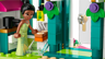 Gros plan sur la mini-poupée LEGO Tiana dans sa robe verte à l'intérieur de sa cuisine avec four et gâteau décoré