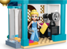 Gros plan sur la mini-poupée LEGO Cendrillon en robe bleue avec ciseaux et machine à coudre dans son atelier de couture