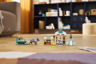 Set LEGO 43256 assemblé dans un salon avec traîneau de Sven, échoppe et toboggan de glace sur parquet