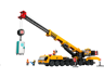 LEGO City 60409 grue de chantier mobile jaune avec bras déployé soulevant une cabine de toilettes et minifigurines d'ouvriers