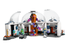 Vue intérieure ouverte du laboratoire spatial LEGO 60439 montrant les modules, plantes aliens et minifigurines d'astronautes