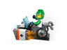 Gros plan sur la minifigurine astronaute en fauteuil roulant spatial avec casque vert et tablette holographique LEGO 60439