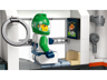 Détail intérieur du laboratoire LEGO 60439 avec astronaute en combinaison verte regardant un écran de football dans son quartier