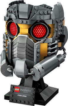 Vue de face du casque LEGO Star-Lord 76251 avec yeux rouges et détails dorés sur son support d'exposition