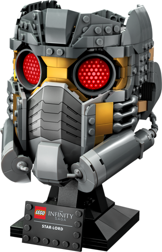 Vue de face du casque LEGO Star-Lord 76251 avec yeux rouges et détails dorés sur son support d'exposition