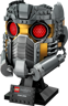 Vue de face du casque LEGO Star-Lord 76251 avec yeux rouges et détails dorés sur son support d'exposition