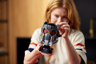 Femme tenant dans ses mains le casque LEGO Star-Lord 76251 assemblé, montrant sa taille compacte