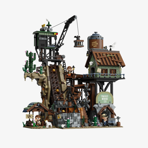 Vue d'ensemble du set Pantasy 85025 Western Mine avec grue, bâtiments miniers, cactus et figurines sur fond blanc