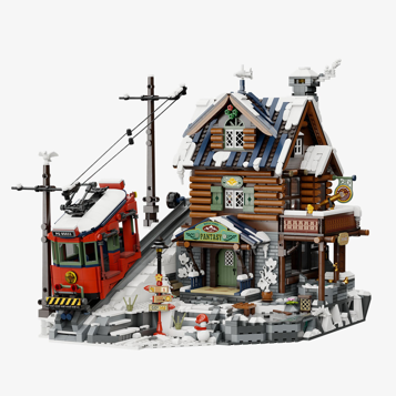 Vue détaillée du set Pantasy Summit Cabin 85033 avec chalet en rondins enneigé et funiculaire rouge sur fond blanc