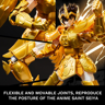 Gros plan sur les articulations flexibles et mobiles de l'armure dorée du Sagittaire, reproduisant les poses de l'anime Saint Seiya