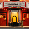Gros plan sur la billetterie illuminée du Balcony Theatre avec guichet cylindrique et enseigne Shakespeare Fest