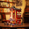 Balcony Theatre illuminé posé sur une table en bois dans un décor réel avec minifigurines devant l'entrée