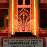 Gros plan sur l'enseigne lumineuse Art Déco Balcony en verre transparent avec marquise Shakespeare Fest éclairée