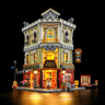 Magasin d'antiquités Susan's Antique Co. illuminé de nuit, vue de face avec éclairage LED chaud et minifigurines