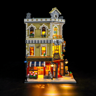Vue latérale gauche du magasin d'antiquités éclairé avec auvent rayé, fleurs roses et vitrail coloré illuminé