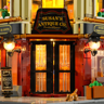 Gros plan sur l'entrée illuminée de Susan's Antique Co. avec portes vitrées, lanternes et petit lapin décoratif