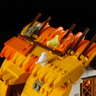 Gros plan sur le toit de chaume orange et jaune du moulin avec oiseaux décoratifs blanc et jaune perchés