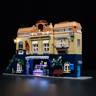 Vue latérale dépliée du bâtiment Gelato Studio avec façade bleue marine, vitrine de glaces et boîte aux lettres