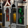 Gros plan sur les vitraux colorés et le lierre vert décoratif de la façade du château Lumibricks L9071