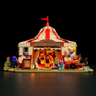 Vue frontale du cirque Wild West Show Lumibricks éclairé avec figurines de clown, cow-boy, voyante et stand de popcorn sur fond noir