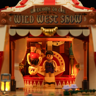 Gros plan sur l'entrée éclairée du Wild West Show avec figurine d'acrobate sur scène, rideaux rouges et enseigne Welcome to the Wild West Show