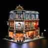 Brick Art Gallery Lumibricks illuminée de nuit, vue de face avec éclairage LED chaud et minifigurines devant la galerie