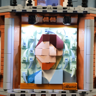 Gros plan sur l'autoportrait en briques style Van Gogh exposé sur la façade de la Brick Art Gallery Lumibricks