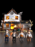 Quatre figurines du set Old West Blacksmith : forgeron, cow-boy au chapeau noir et deux apprentis devant la forge éclairée