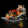Vue latérale arrière de l'usine Ore Factory éclairée montrant le tapis roulant, les engrenages orange et les tuyauteries industrielles