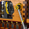 Détail des mécanismes steampunk avec engrenages dorés, tuyaux jaunes et télescope sur la façade du château